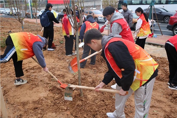 “我在株洲有棵树”—华体育团委组织开展学雷锋活动月之植树活动